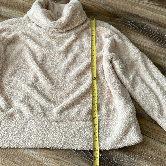 Tuckernuck Rollins Teddy Fleece Sherpa Pullover - Picture 4 of 10